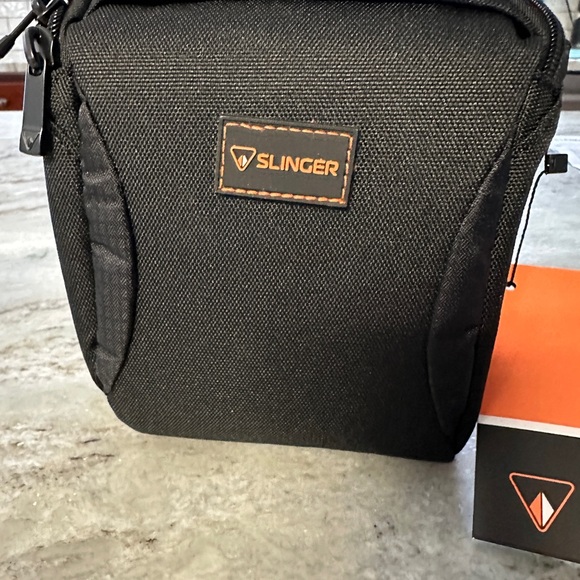 Slinger Alpine 120 Multi-Device Shoulder Bag, Black camera bag NWT - Picture 2 of 7
